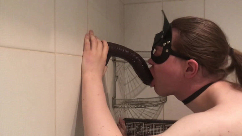 Elise Woods: Amateur sissy dildo blowjob practice
