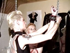 Cewek lateks menghukum teman lesbiannya