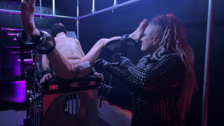 Domina Dark: Bombeo de polla esclava