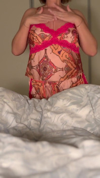 Une fille en chemise de nuit en satin rose se fait baiser dans son lit pour remplir sa chatte de sperme chaud