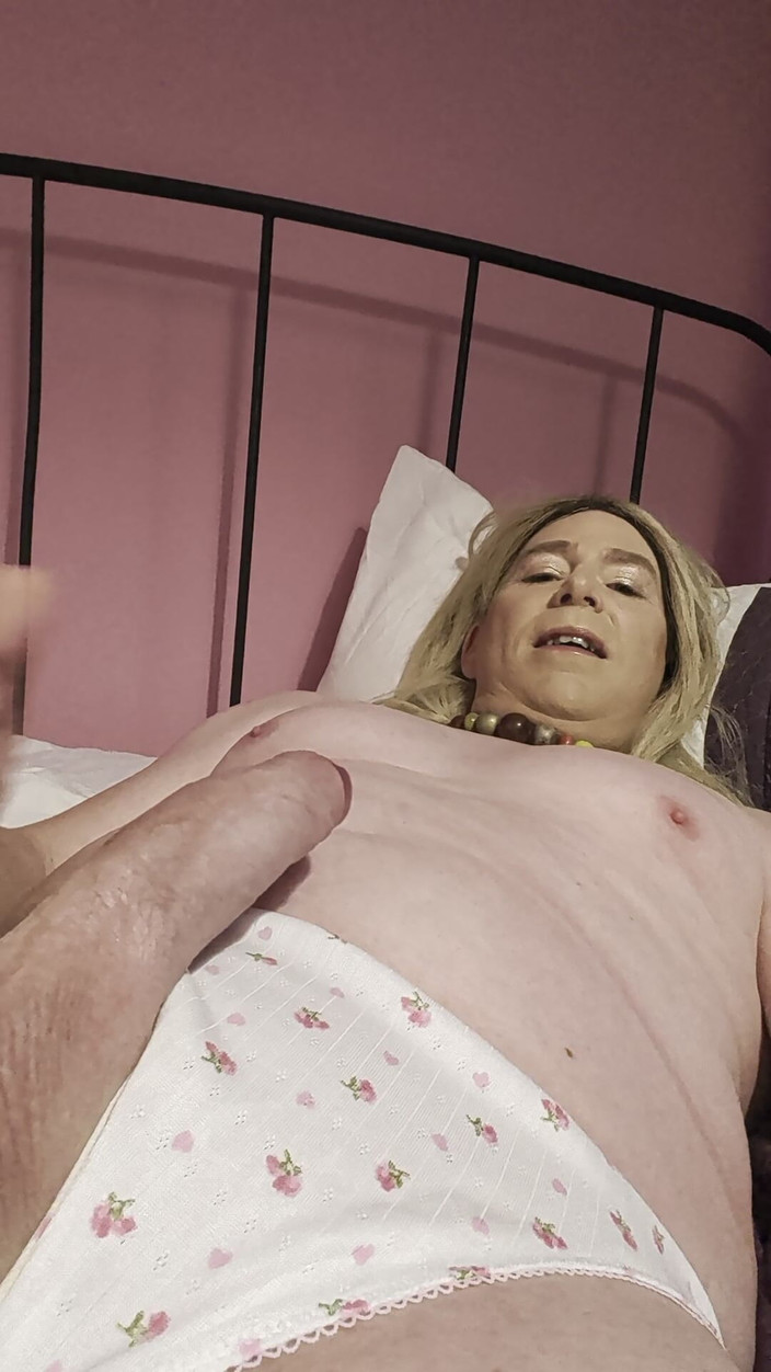 NikkiGee: Een sappig sperma in nieuw slipje!