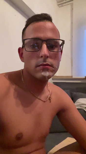 Twinkboy82: Twink alemán folla su culo con consolador y se corre...