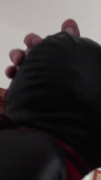 Laura hood in eine sehr nahaufnahme einer tollen blowjob-action mit ringknebel und riesigem spermaschlucken