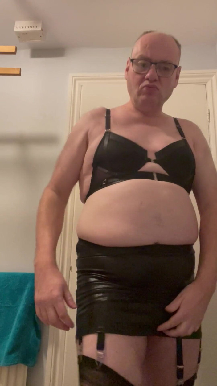 Ancient456: Crossdresser gay kotor sukakannya dengan coli hitam