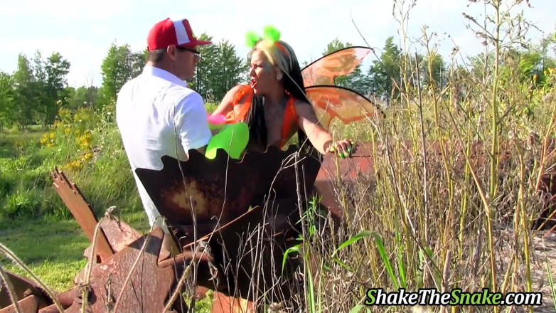 Shake The Snake: 外で釘付けのコスプレガール