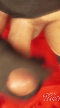 Un femboy à grosse bite se branle et jouit sur son trou du cul en regardant un porno