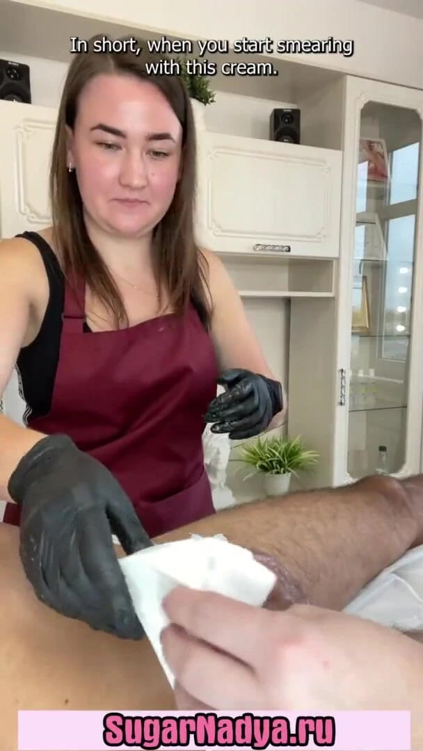 SugarNadya: Selama pelajaran mencukur bulu jembut, pelanggan crot di dalam memek...