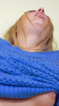 Sexy blondýnka v modrém oblečení Daniella Margot ráda hladí její kundičku fialovým robertkem a prsty