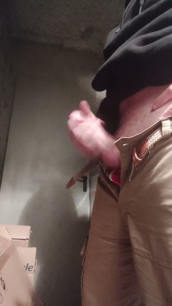 Sylvanus44: Handjob di basement gedung
