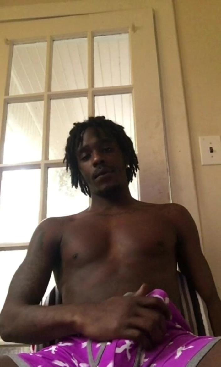 Big black cock BBCee: Duduk di atas kerusi mengusap zakar hitam besar saya dengan...