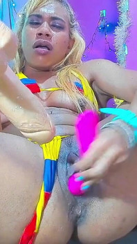 Dildo Colombia yang lebih besar memancut madu ayah!