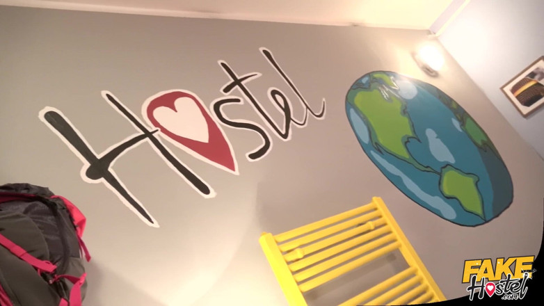 Fake Hostel: Fake Hostel - kåt rumskompis Daphne Angel förför Naomi för en...