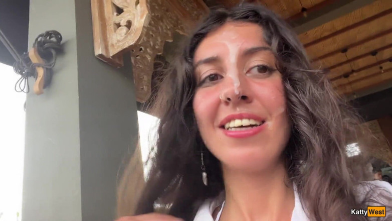 Katty West: Comendo pizza com porra no meu rosto em um café...