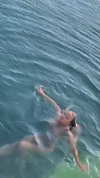 Monika Fox morgens nackt in der bucht schwimmen