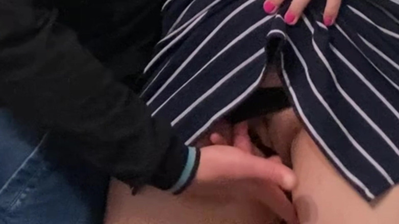 Niki studio: Ho lasciato che uno sconosciuto mi tocchi la figa sotto...