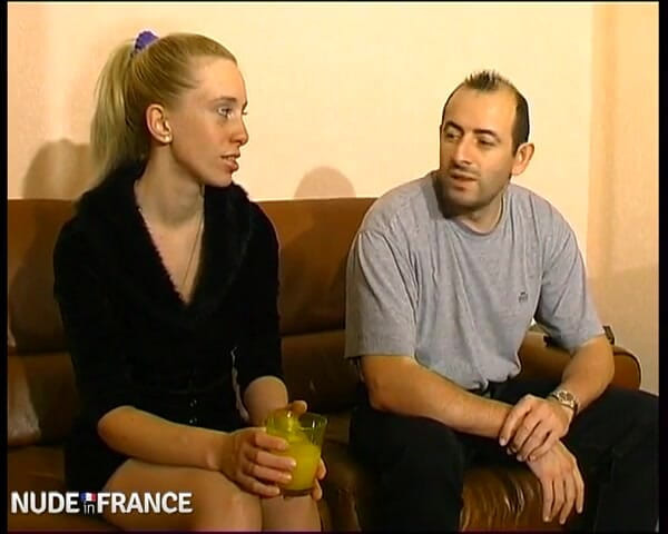 La France a Poil: Jiran dan jiran akan berkongkek di hadapan lucah!
