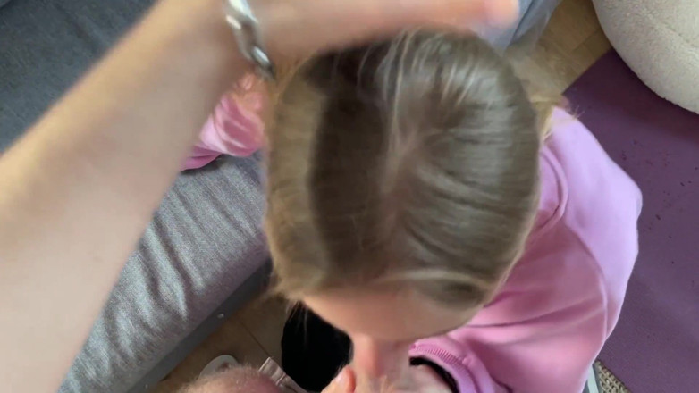 Yummy Mira: Gagică drăguță suge pula și are parte de o ejaculare facială