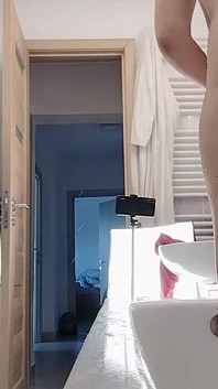 Esposa sexy depila o cabelo da buceta