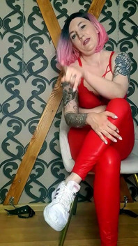 Lady angela si cewek biseksual dengan bahasa polandia fetish legging merah dengan legging telanjang kaki