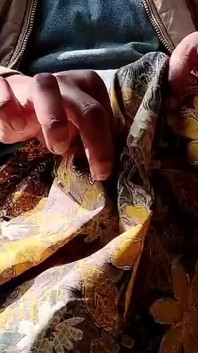78 paja de satén - frotar la cabeza de la polla y semen en traje amarillo sedoso de satén de hermanastra