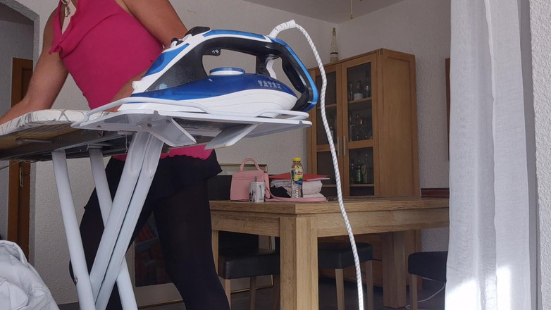 SavageHeater59: Подивись під мою спідницю, поки я прасую