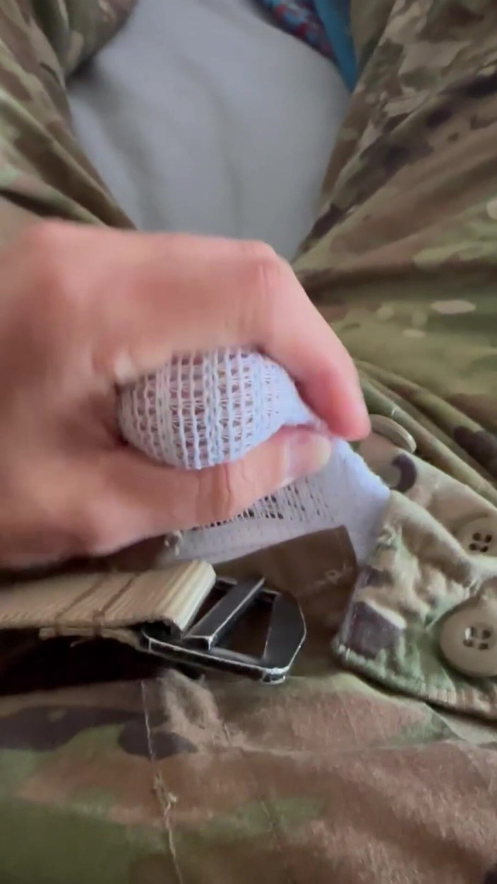 Gay Soldier Stuff: 군복 아래 운동복 끈을 착용하고 반바지를 입고 자위하는 육군 군인