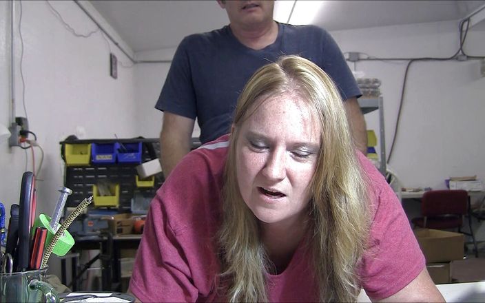 Vibra King Video: Jennifer viene sbattuta su un tavolo al lavoro
