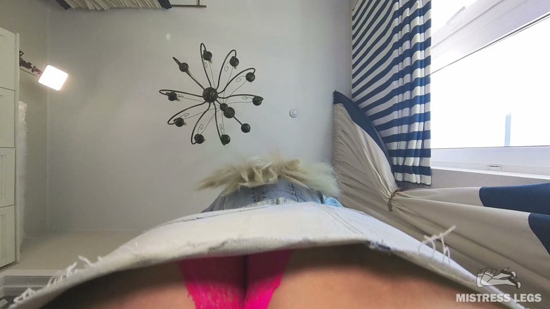 Mistress Legs: Відео від першої особи, сидячи на обличчі, моя велика дупа в рожевих трусиках стрибає тобі на обличчя