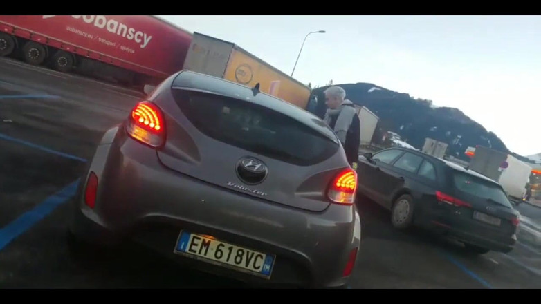 Ferrero anal experience: Tato sexy italská holka je ošukaná v mužské koupelně, část 2