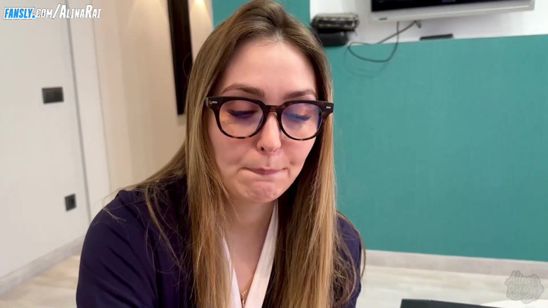 Alina Rai: Madrastra milf pilla a su hijastro masturbándose