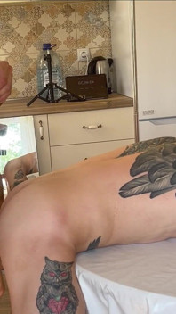 Můj soused mě tvrdě ošukal v kuchyni a naplnil mi zadek horkým spermatem.