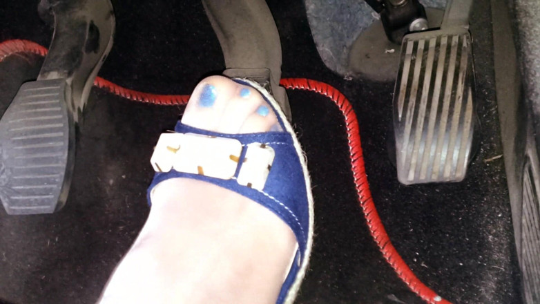 Nyllady: Mengemudi dan revvig dengan wedges biru di kaki rumahku