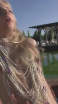 İki büyük memeli genç kız açık havada götten sikiliyor