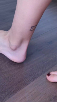 Gen Z Babe di balik sandal di barefoot