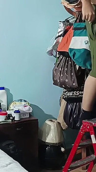 Lagi asik nikmatin memek ibu tiriku.