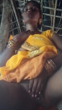 Bhabhi está mostrando su coño en sari amarillo, inserté mi dedo y saté agua