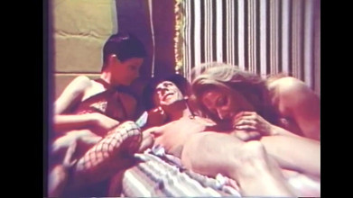 Vintage megastore: Návštěva vězení Proměna v thresome šukání