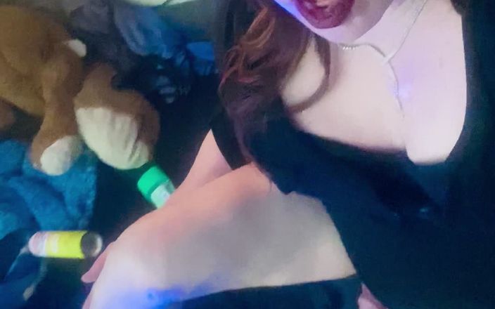 Krissy Sweets: Krissy Sweets抚摸她的鸡巴