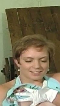 Zralá milfka těsná svázaná pro hraní s oblečením