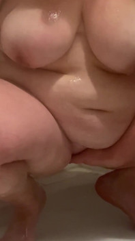 BBW pissen im badezimmer