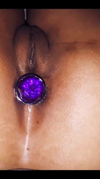 Mexixan seksi dan berpantat besar menerima palam dubur palam purple seksi dia berkongkek dubur yang sangat panas