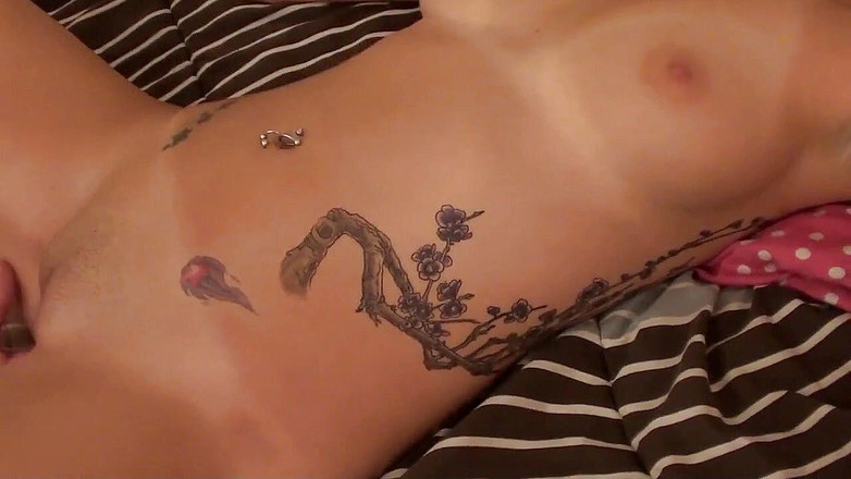 LesbianFantasies: 彼女の入れ墨GFの猫を喜ばせる角質レズビアンぽっちゃり系