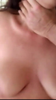 Ragazza con grandi tette bloccata in un trio