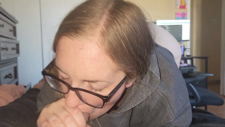 Mama_Foxx94: Tentazioni da ufficio a casa: distrazione da pompino