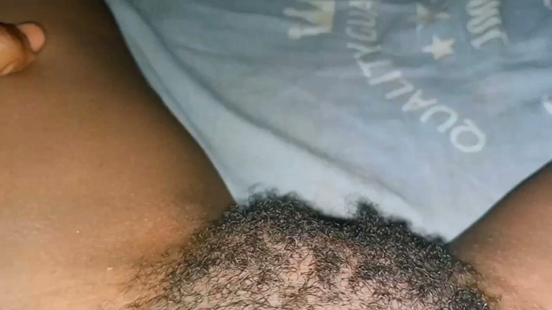 Sexe in real life: Faraj besar berbulu yang mahukan zakar yang bagus.