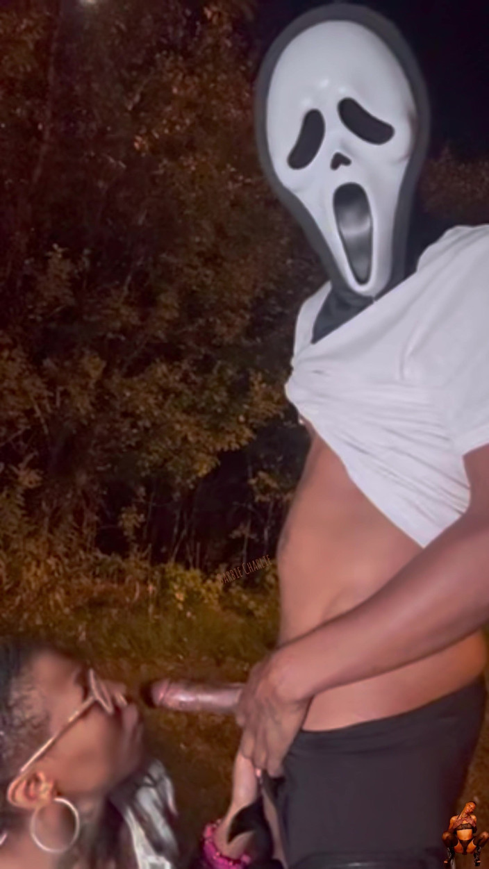 BarbieCharlie: 芭比娃娃查理角色扮演鬼脸