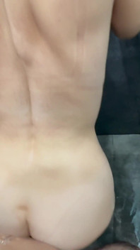 Sudut pandangan pertama mentah dan liar dalam pasangan mandi haba pasangan sebenar
