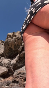 POV Sem Calcinha Sob Vestido Curto Na Praia Pública