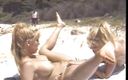 Hot Sex Party: 金髪の女の子はビーチでお互いのpuusyを舐め、スタッドに叩かれます