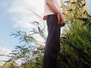 Young penis piss: Garoto grava enquanto faz xixi